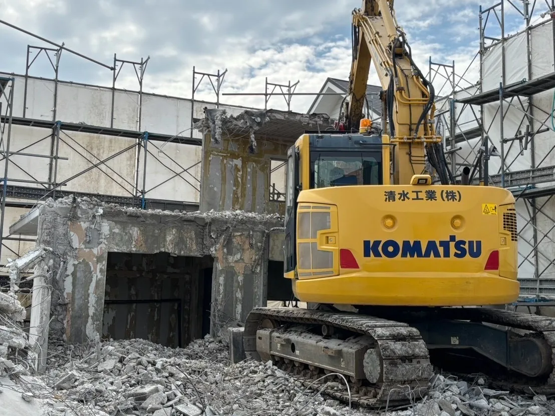 鉄筋コンクリート造の建物を重機で解体する現場