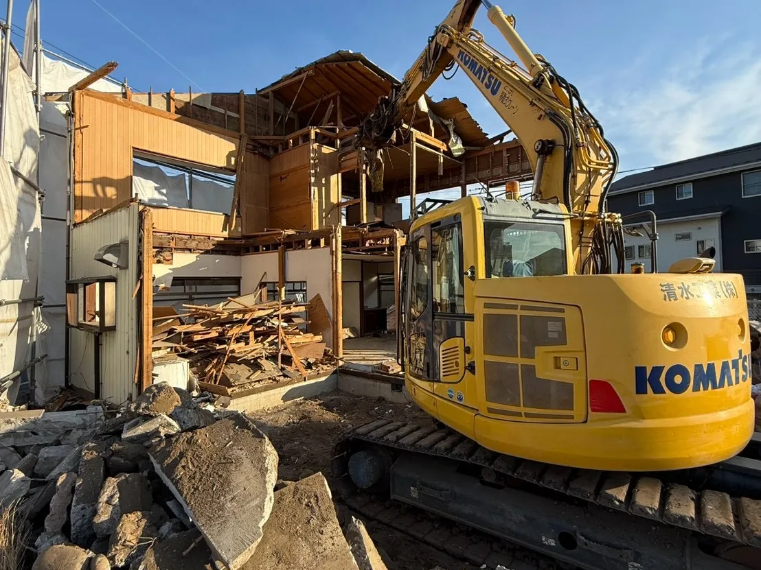 木造2階建ての建物を重機で解体する現場
